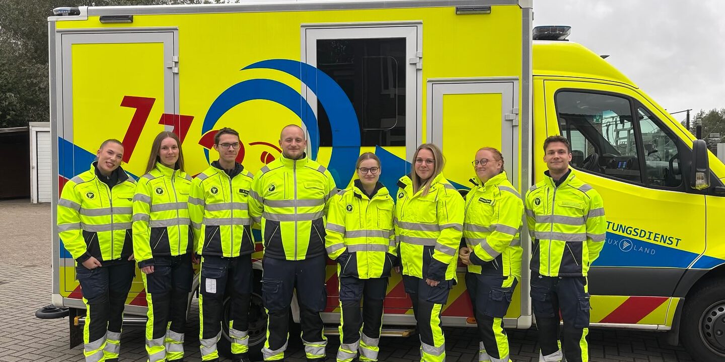 rettungsdienstcuxland_neue_Notfallsanitäterauszubildende Acht neue Notfallsanitäterauszubildende sind beim Rettungsdienst Cuxland am 01.10.2025 gestartet.