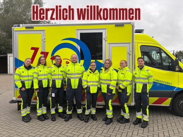 Acht neue Notfallsanitäterauszubildende sind beim Rettungsdienst Cuxland am 01.10.2025 gestartet.