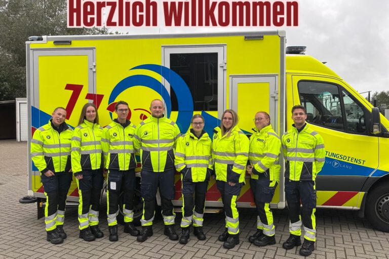 Acht neue Notfallsanitäterauszubildende sind beim Rettungsdienst Cuxland am 01.10.2025 gestartet.