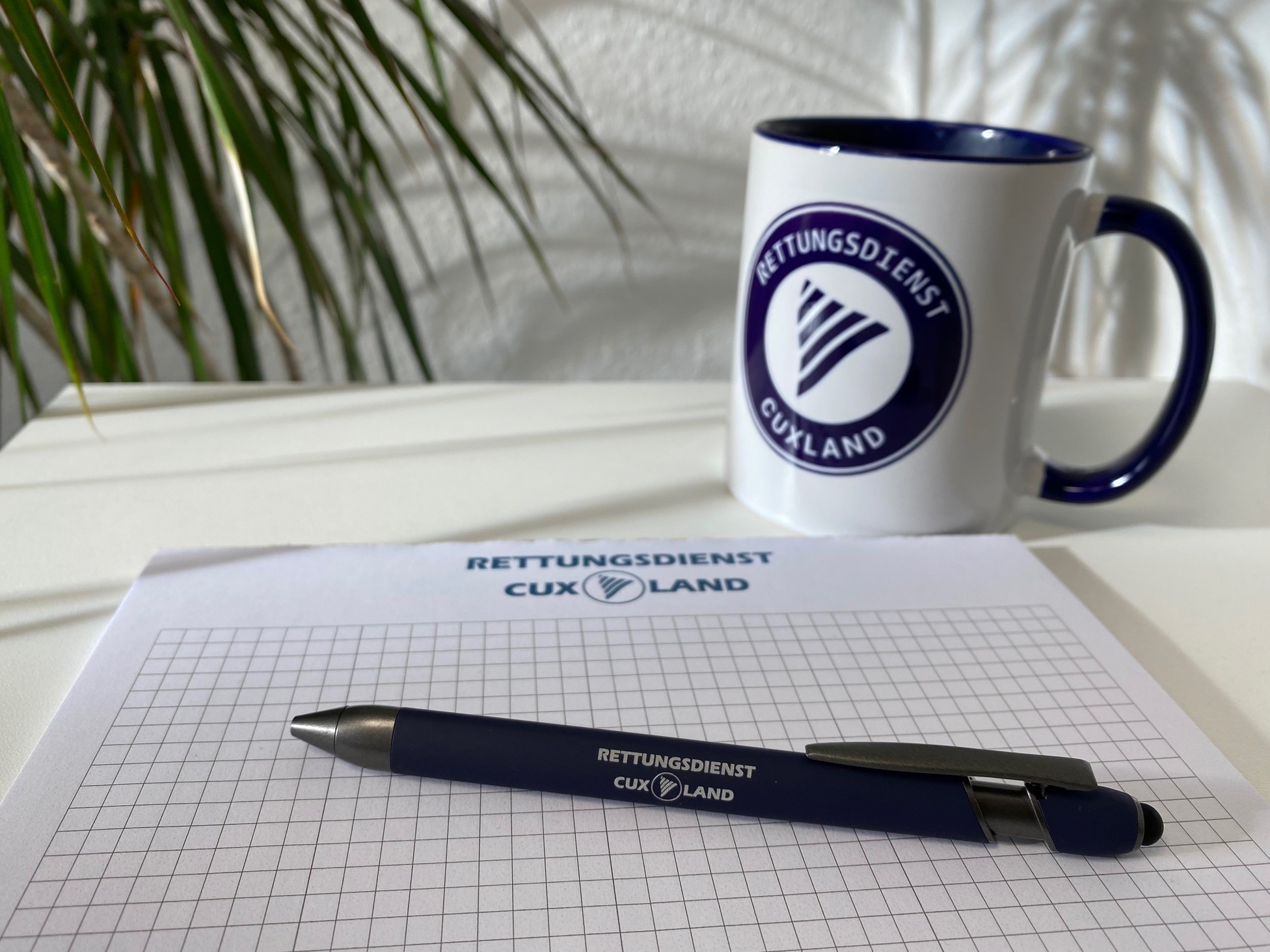 EIn Bild vom RDC mit Foto Becher, Schreibblock und Kugelschreiber