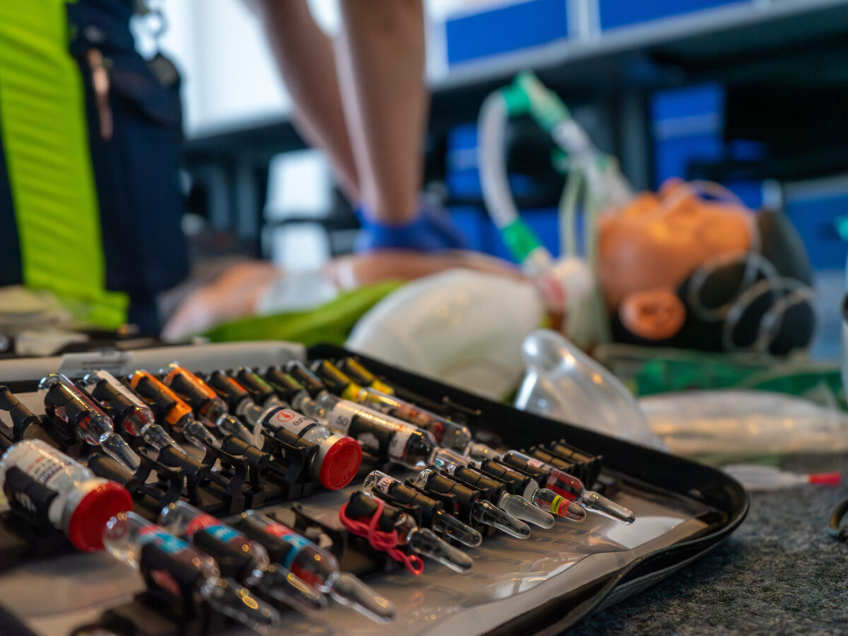 Zu Ausbildungszwecken wird für Auszubildende eine Reanimationssituation nachgestellt.